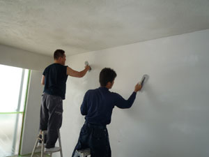 壁一つも手作業で塗って行きます